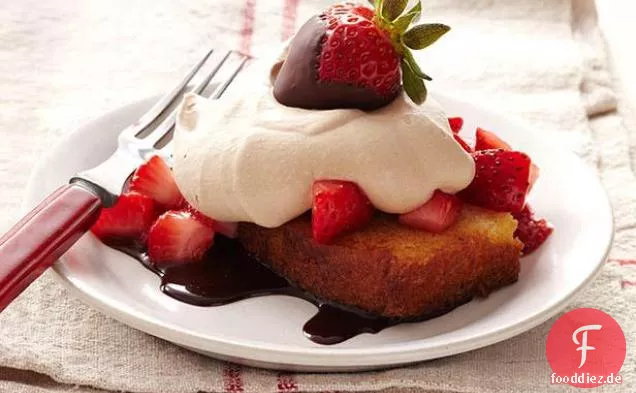 Gerösteter Pfundkuchen mit Erdbeeren und Schokoladencreme