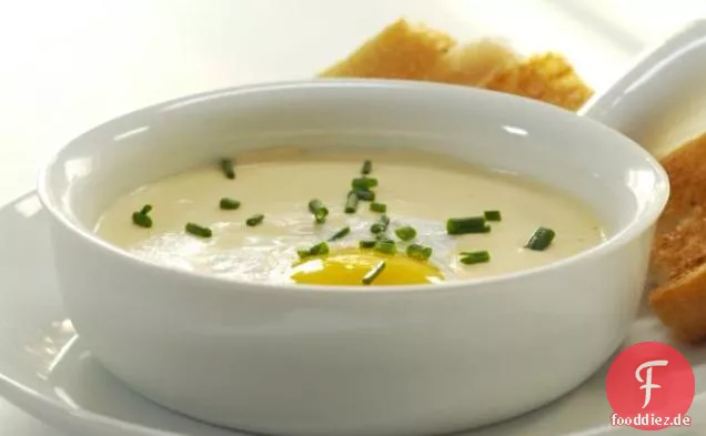 Cremiges Fondue mit pochiertem Ei und Baguette