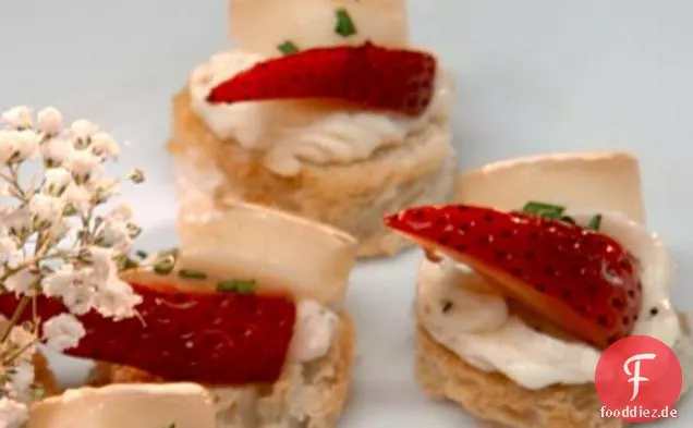 Brie mit Erdbeeren auf Brioche-Crostini