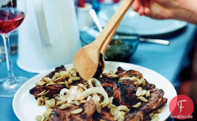 Oliven-gesalzenes Huhn mit gegrillten Zwiebeln und Paprikaöl