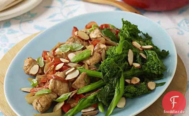 Huhn mit Paprika, Broccolini und Basilikum