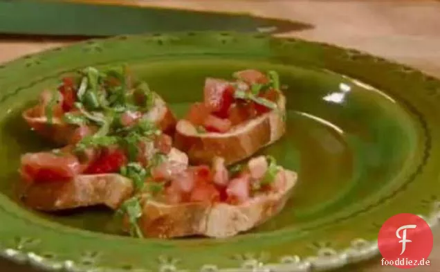 Schnelle Knoblauchbruschetta mit Tomaten und Basilikum