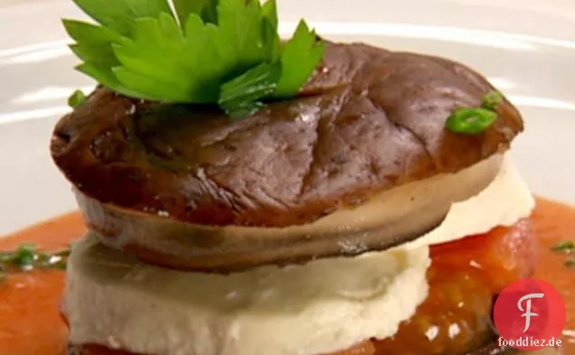 Gemüse-Napoleon mit gegrilltem Portobello-Pilz und Tomaten-Basilikum-Bisque