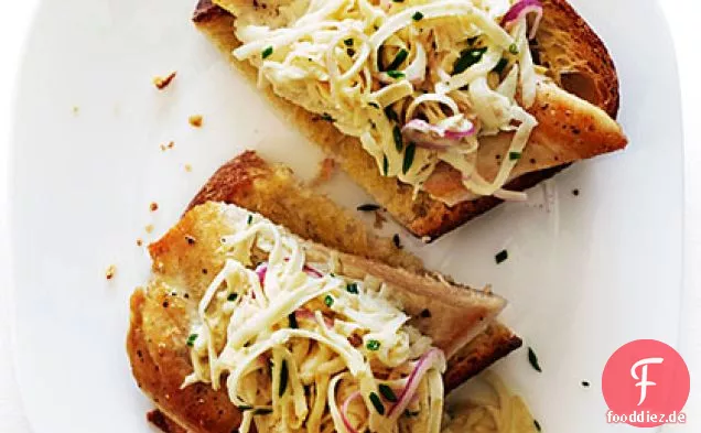 Hühnersandwiches mit offenem Gesicht und Selleriewurzelsalat
