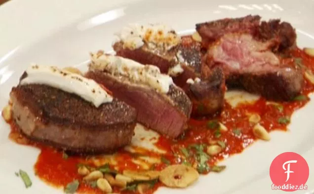 Mit schwarzem Pfeffer verkrustetes Filet Mignon mit Ziegenkäse und geröstetem rotem Pfeffer-Ancho Salsa