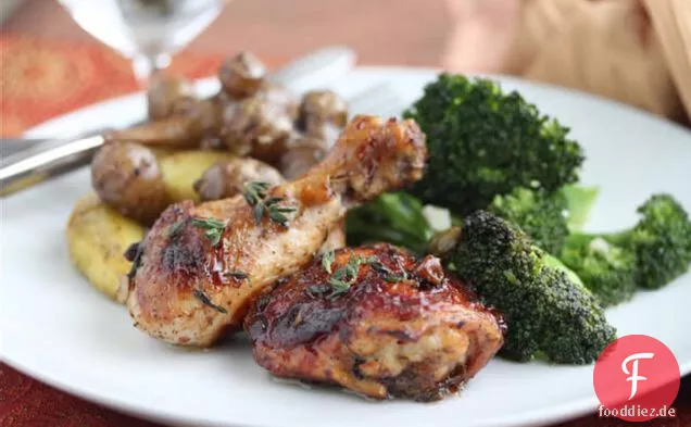 Leicht karamellisiertes gebackenes Huhn mit grünen Oliven und Pflaumen.
