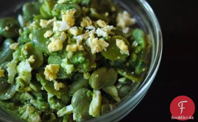 Fava-Bohnensalat mit Basilikum-Vinaigrette & zerbröckeltem Ei