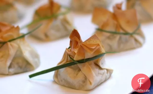 Phyllo Geldbörsen Mit Fava und Rettich Greens und Gorgonzola