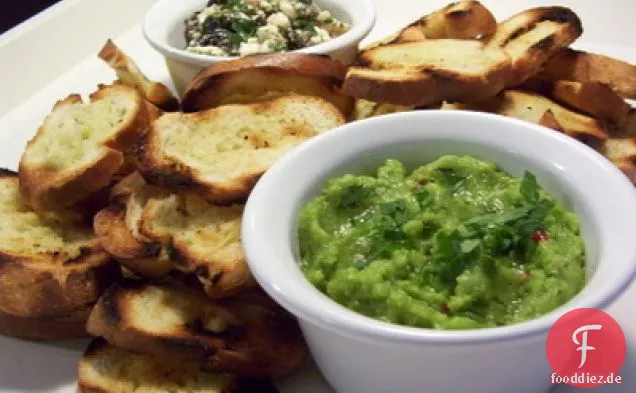 Fava Bean Pure Mit ölgehärteten Oliven, französischem Feta & Crostini