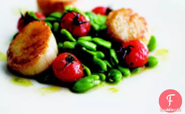 Gegrillte Jakobsmuscheln mit Fava-Bohnen und gerösteten Tomaten