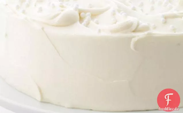 Mandelschichtkuchen mit weißem Schokoladenglasur