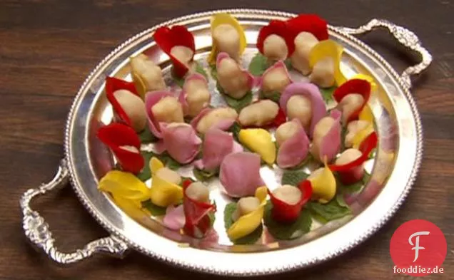 Mittsommernacht Marzipan mit Rosenblättern