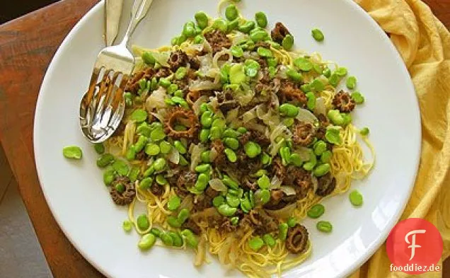 Sautierte Favas und Morcheln mit Zwiebelconfit und frischer Linguine