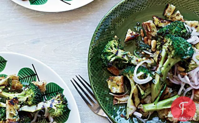 Gegrillter Brokkoli-Brot-Salat mit eingelegten Schalotten