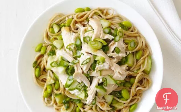 Kalte Erdnuss-Soba-Nudeln mit Hühnchen
