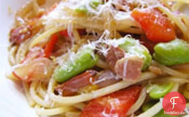 Abendessen heute Abend: Pasta mit Fava-Bohnen, roter Paprika und Speck