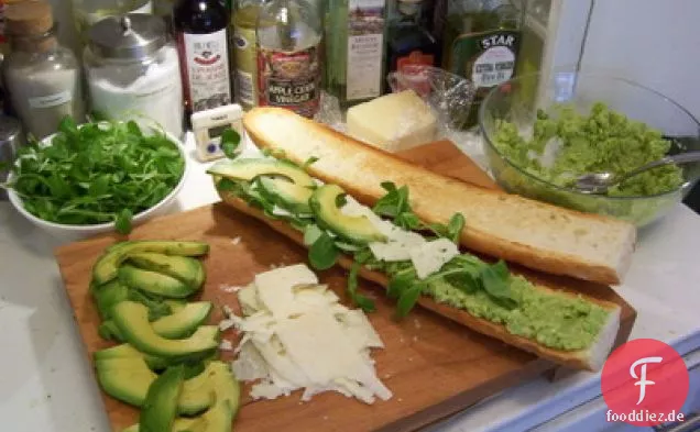 Fava-Bohnen-, Avocado- und Pecorino-Sandwich