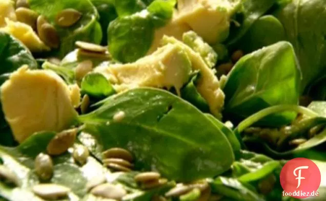 Baby-Spinat, Avocado und Kürbiskernen-Salat