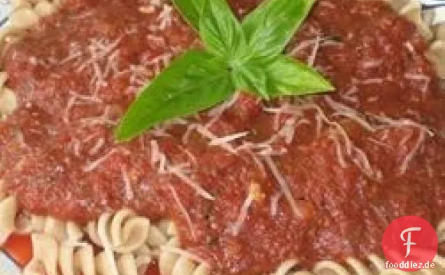 Einfache Fusilli mit Tomatenpesto-Sauce