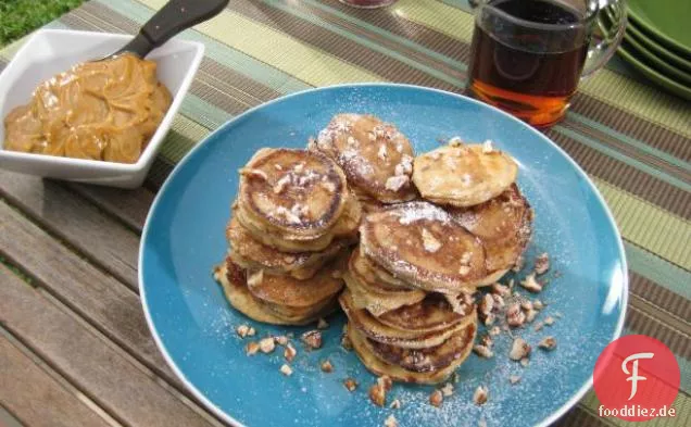 Silber-Dollar-Buttermilch-Pekannuss-Pfannkuchen mit Bourbon-Melasse-Butter und Ahornsirup