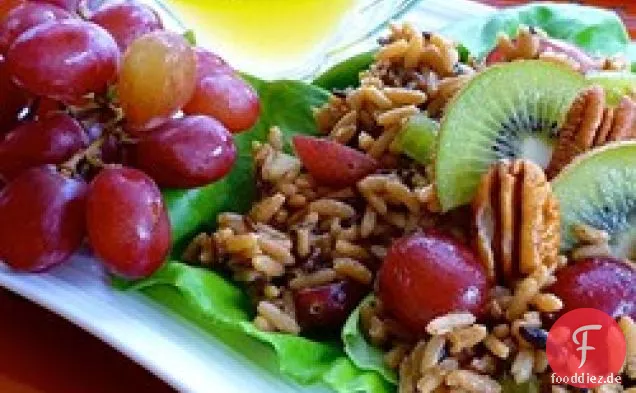 Nussiger Wildreis-Salat mit Kiwis und roten Trauben