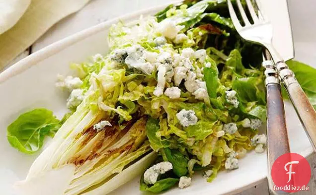 Gegrillter Romaine-Salat mit Blauschimmelkäse