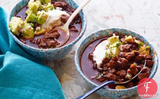 Rindfleisch und schwarze Bohnen Chili mit geröstetem Kreuzkümmel Crema und Avocado Relish