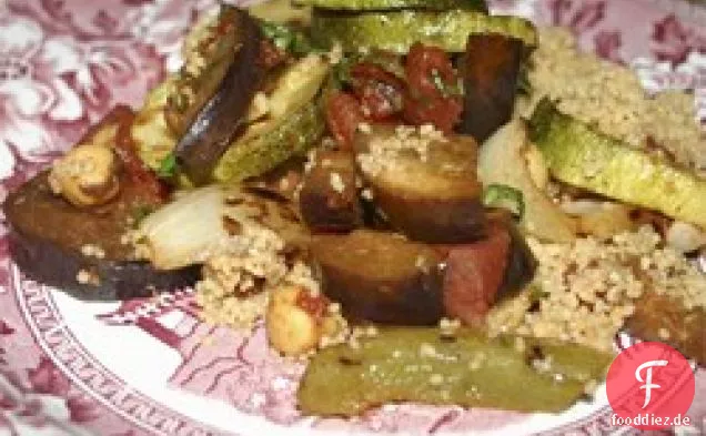 Gegrilltes Gemüse in Balsamico-Tomatensauce mit Couscous