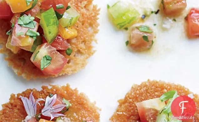 Parmesan Tuiles mit Erbstück Tomatensalat
