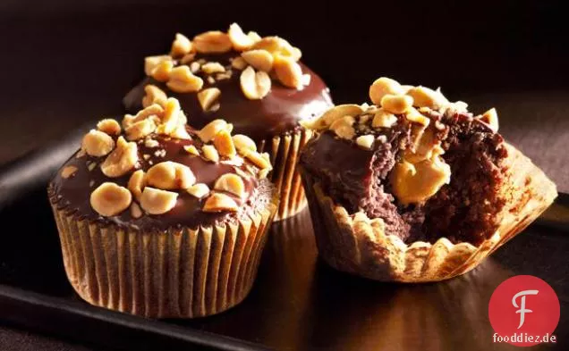 Erdnussbutter-Creme-gefüllte Devil's Food Cupcakes