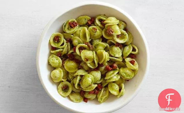 Romaine Pesto mit Sesam, Asiago und sonnengetrockneten Tomaten