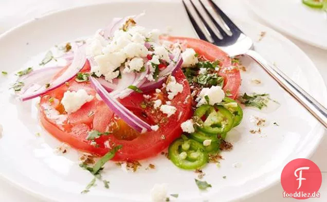 Weinreife Tomatensalat mit Queso Fresco, Koriander und Serrano