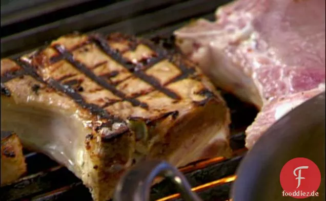 Gesalzene Schweinekoteletts mit weicher Parmigiano Polenta