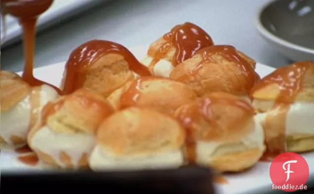 Profiteroles mit Eis und Karamellsauce