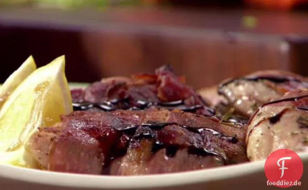 Prosciutto in Hähnchenschenkel gewickelt