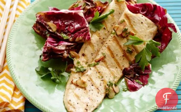 Gegrillte Forelle Mandeln mit Radicchio und Orangen-Mandel-Vinaigrette