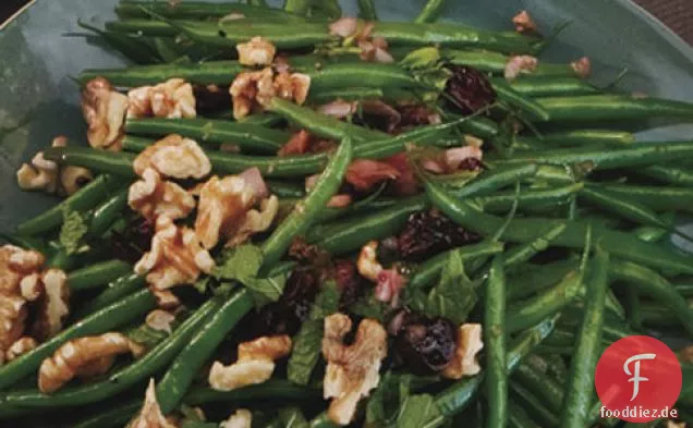 Grüne Bohnen mit gerösteten Walnüssen und getrockneter Kirsch-Vinaigrette