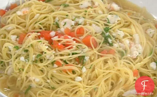 Spaghettini mit gehackten Garnelen und Jakobsmuscheln in reichhaltiger Brühe
