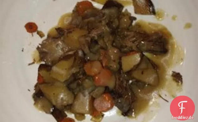 Slow Cooker Auge des runden Bratens mit Gemüse