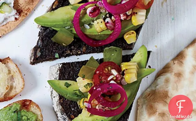 Pumpernickel mit Avocado, verkohltem Mais und Tomate