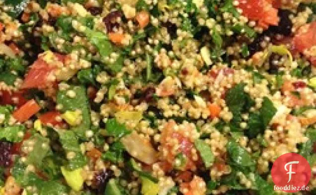 Quinoa Salat mit Minze, Mandeln und Preiselbeeren