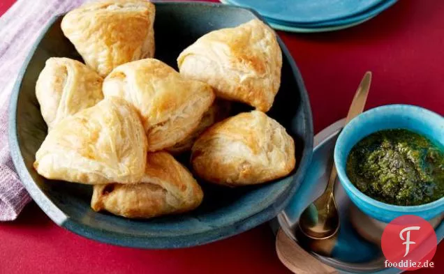 Gebackene Samosas mit Minze-Chutney