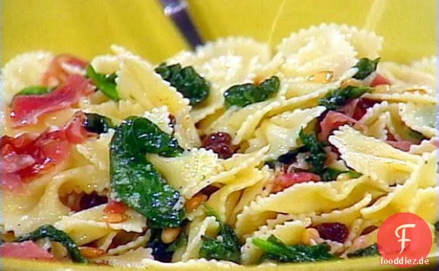 Farfalle mit Pignole, Schinken und Spinat