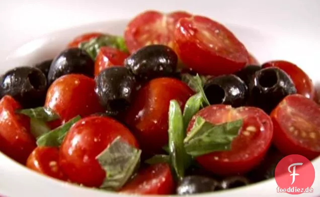 Kirschtomaten und Olivensalat