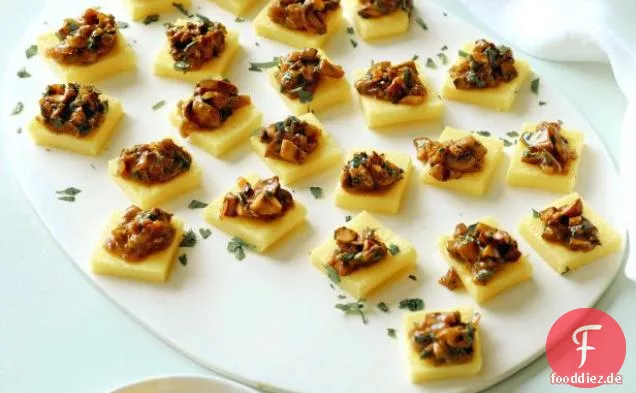 Polenta-Quadrate mit Pilz Ragu