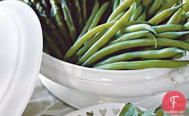 Gedämpfter Spargel und grüne Bohnen mit frischem Zitronen-Basilikum-Dip