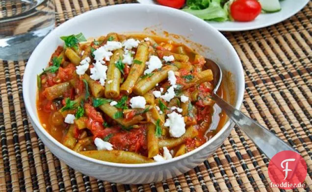 Griechische grüne Bohnen in Tomatensauce mit Feta (Fasolakia)