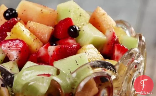 Frischer Obstsalat mit Mohndressing