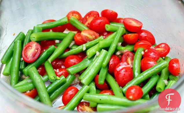 Salat aus grünen Bohnen und Kirschtomaten