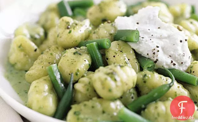 Cremige Pesto Gnocchi mit grünen Bohnen und Ricotta
